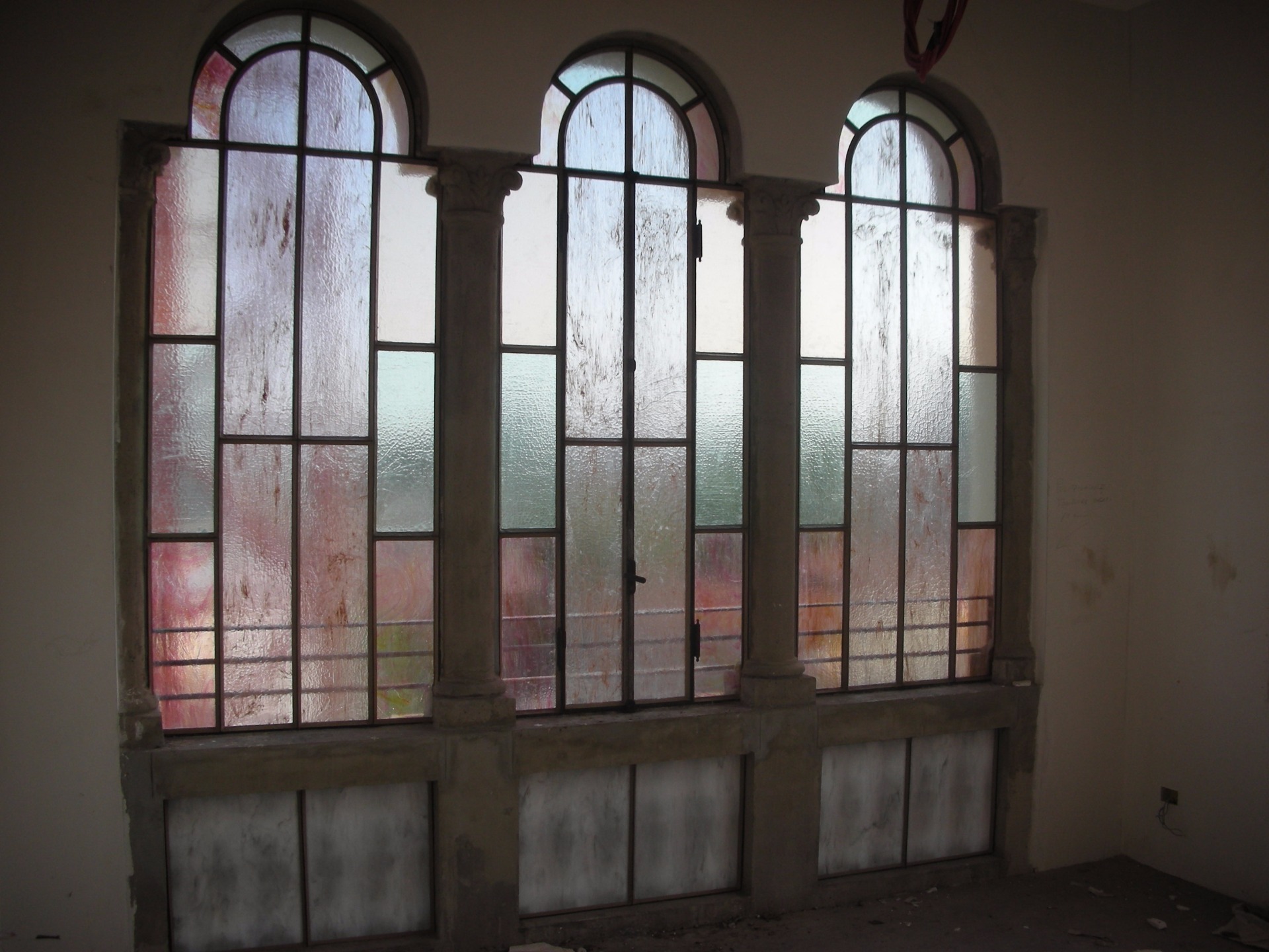 Particolari di trifore con vetrate su misura con aggiunta di vetro termico 