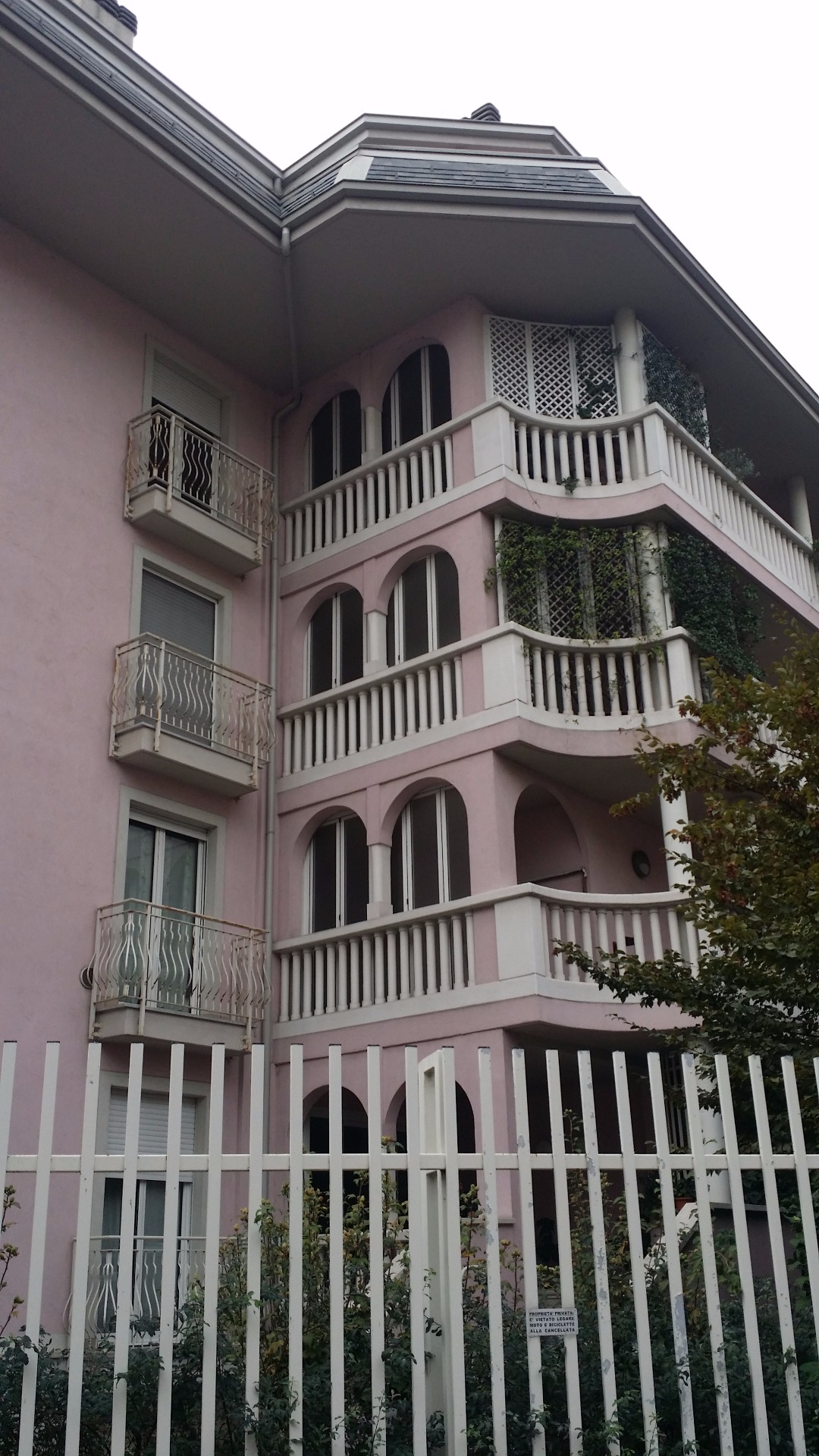 Palazzo in Via Valvassori Peroni 81 Milano 