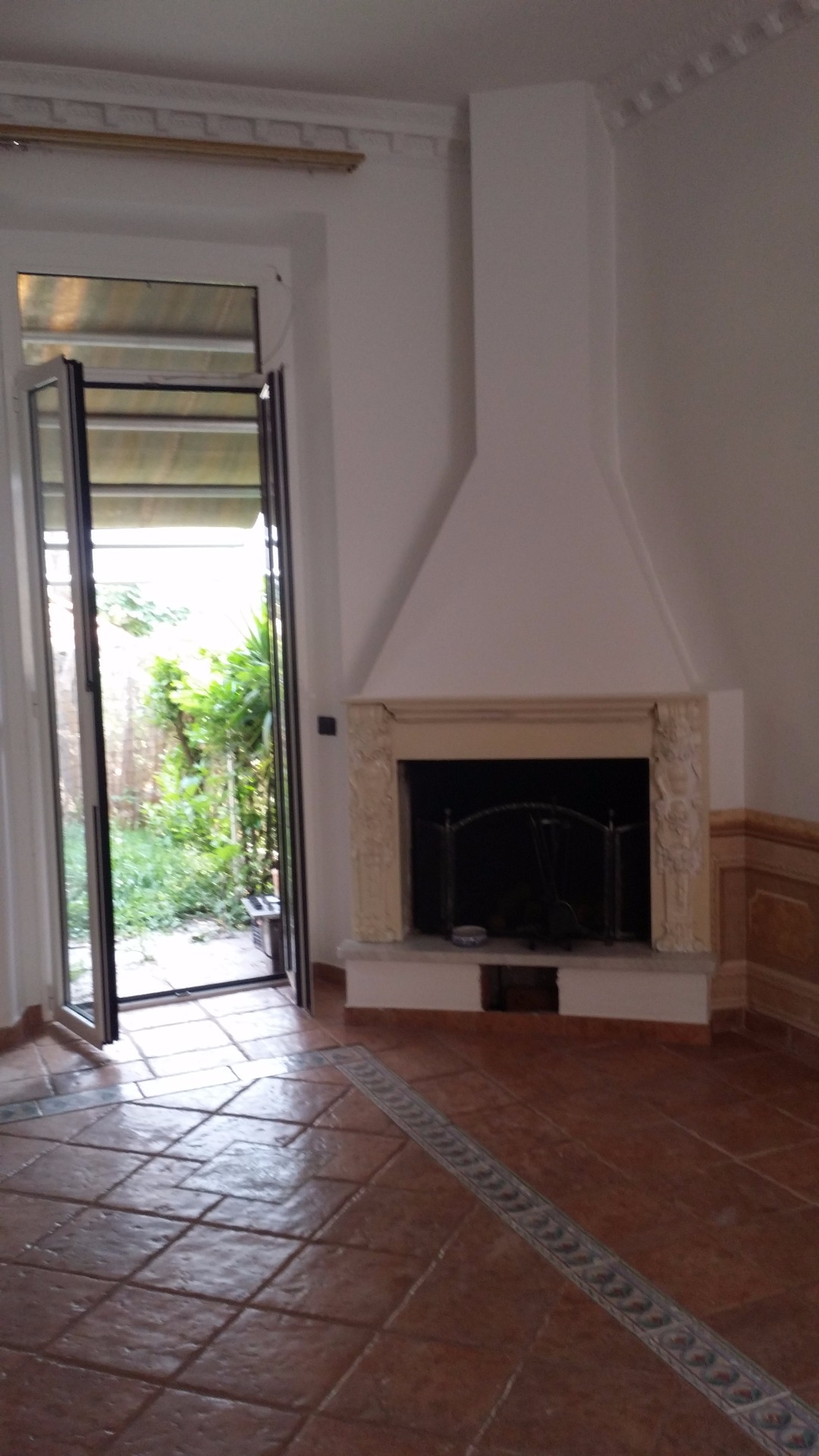 Realizzazione, tramite demolizione e ricostruzione, di casa a schiera